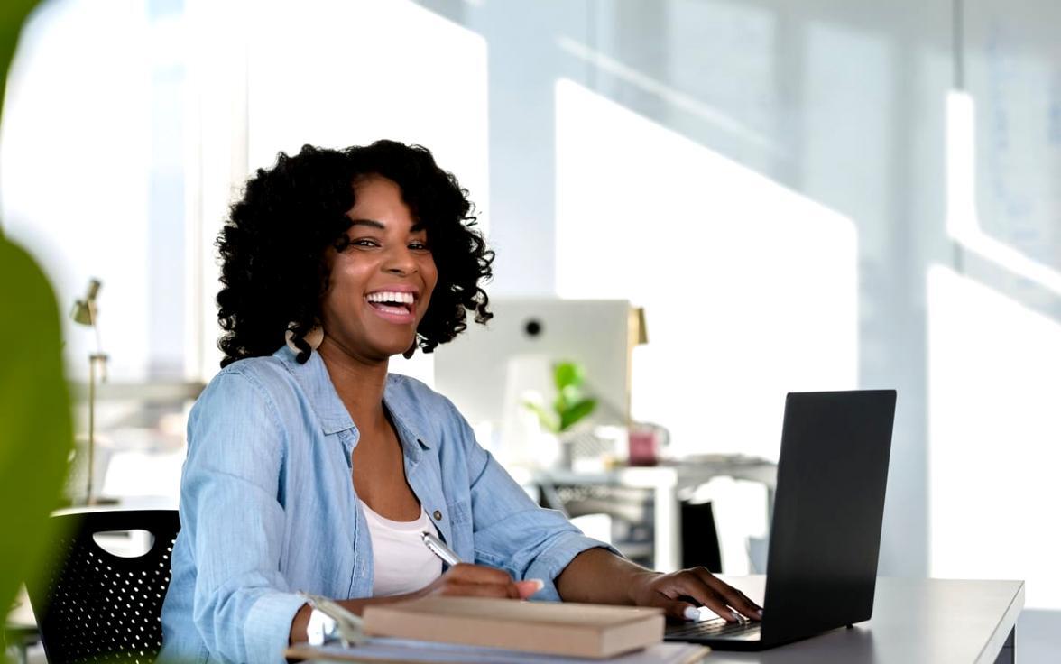 Participantes trabajando en ejercicios financieros prácticos